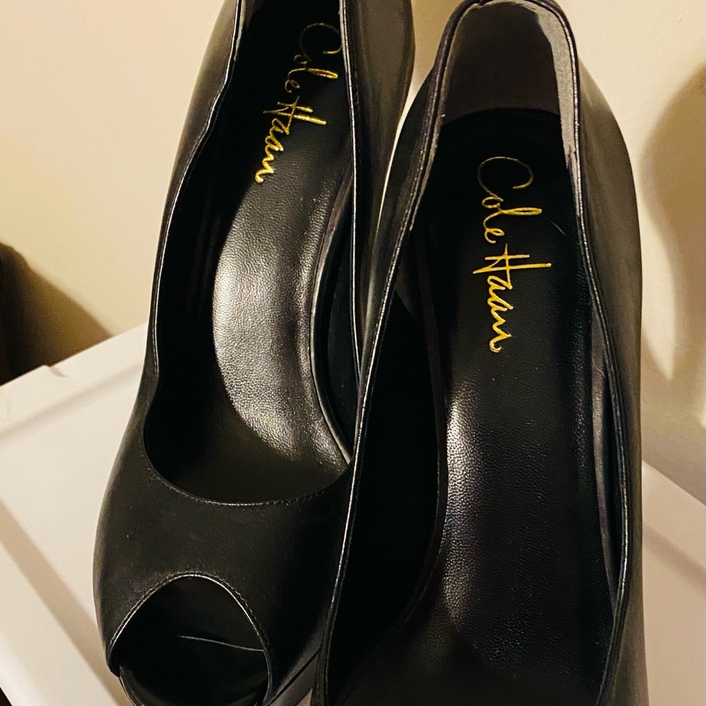 Peep toe pump